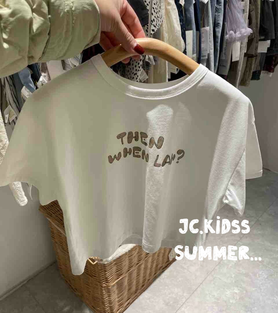 simple letter T-shirt features