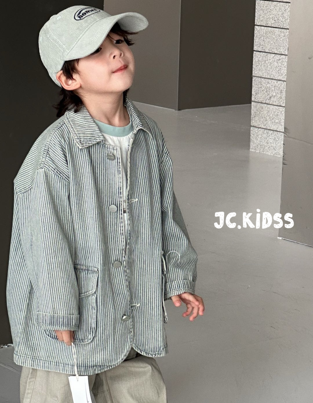 Effortlessly Stylish Collarless Denim Jacket