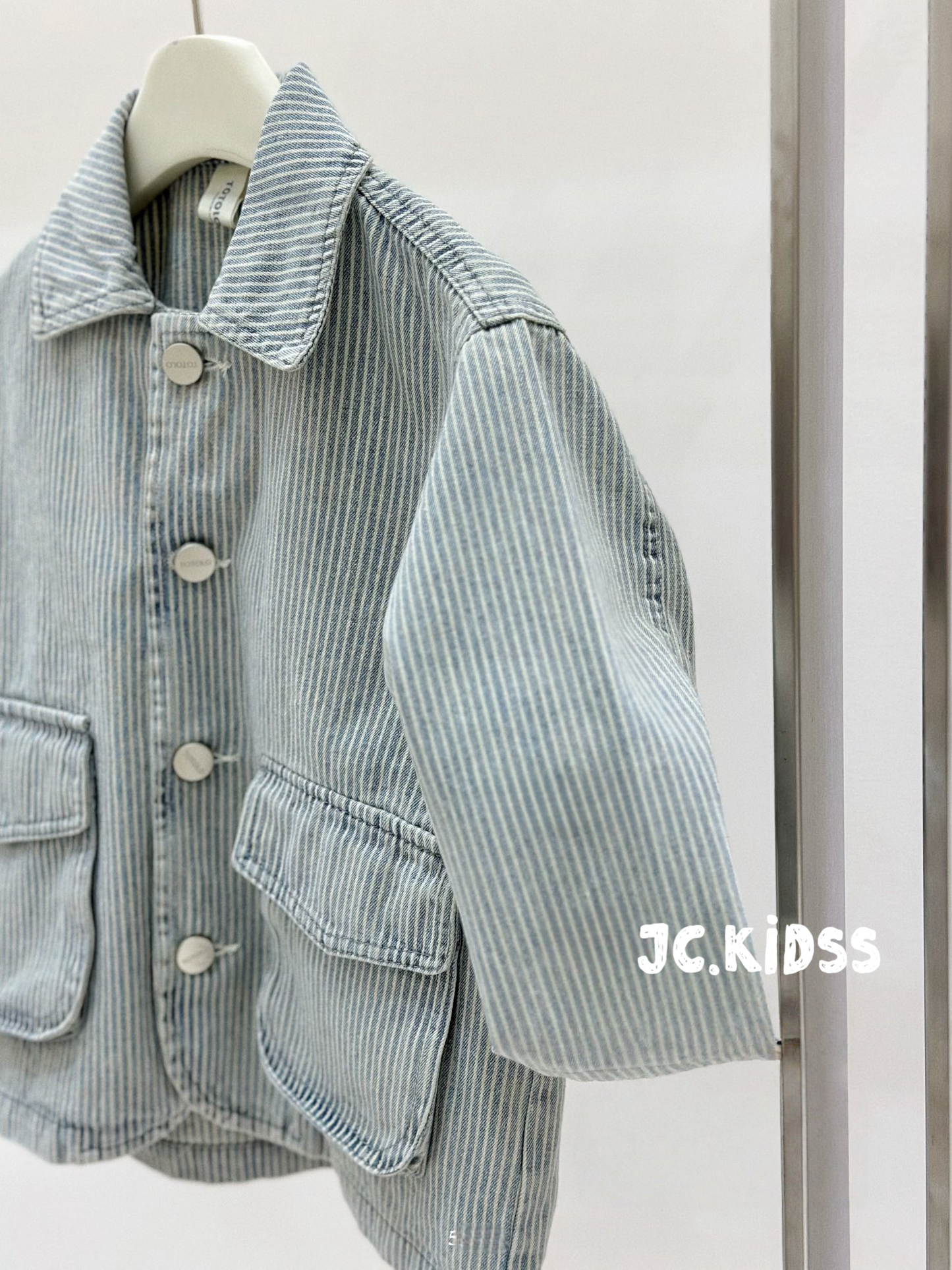 Effortlessly Stylish Collarless Denim Jacket
